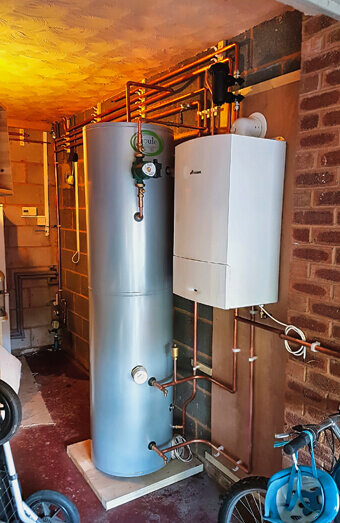 https://plumberalexanderheights.com.au/uploads/2025/06/hot-water-684599.jpg